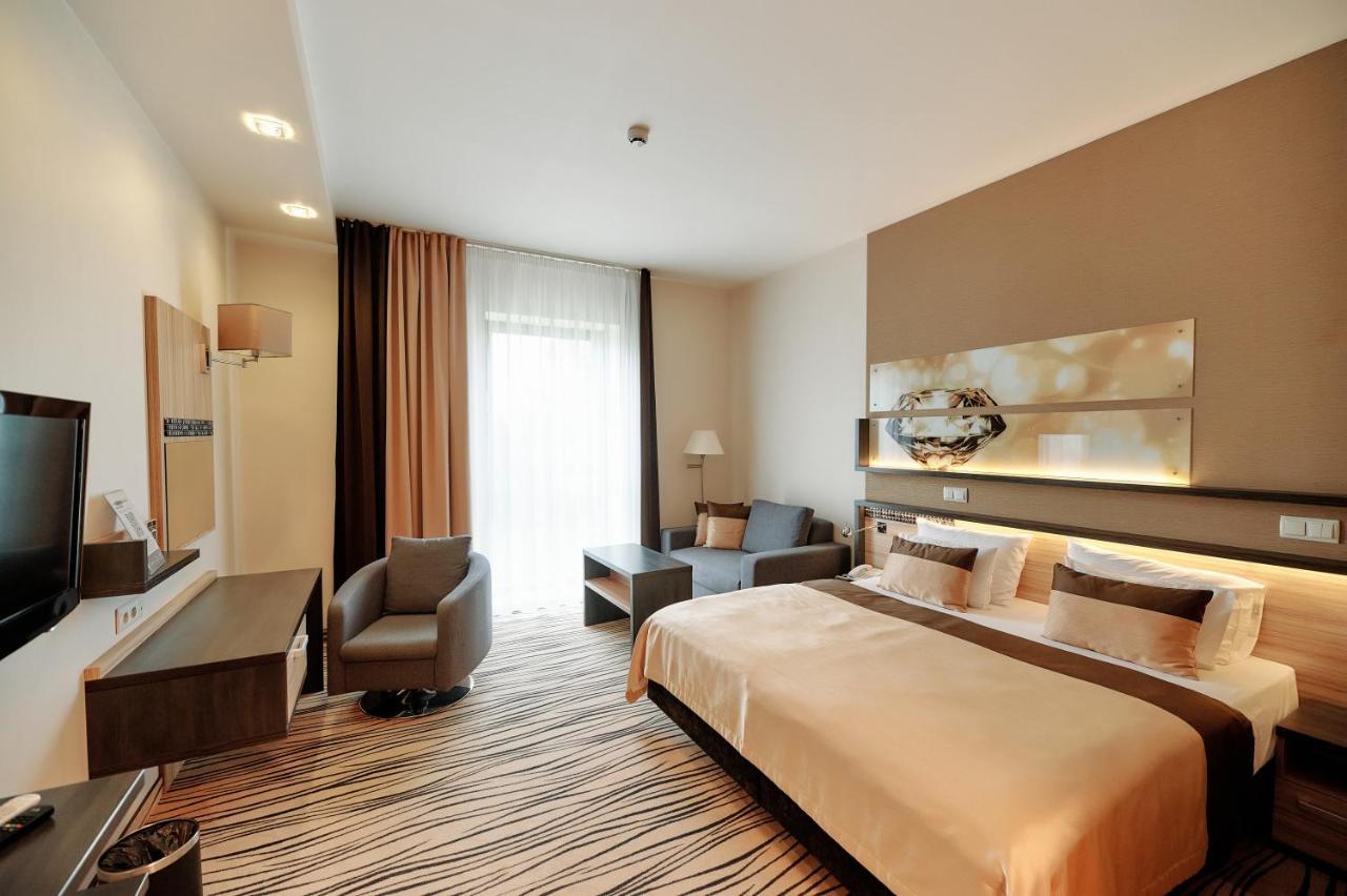 Blue Diamond Hotel Active Spa Trzebownisko Dış mekan fotoğraf