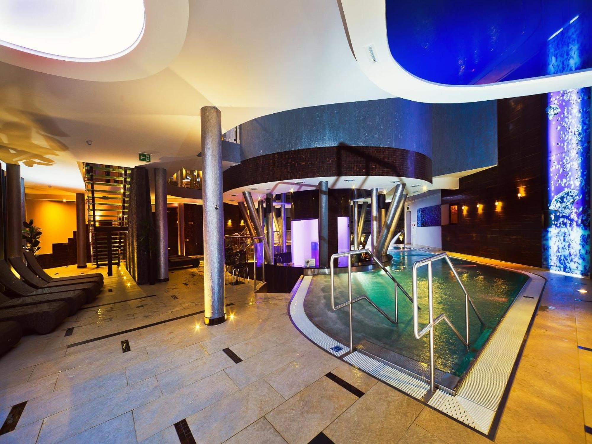 Blue Diamond Hotel Active Spa Trzebownisko Dış mekan fotoğraf