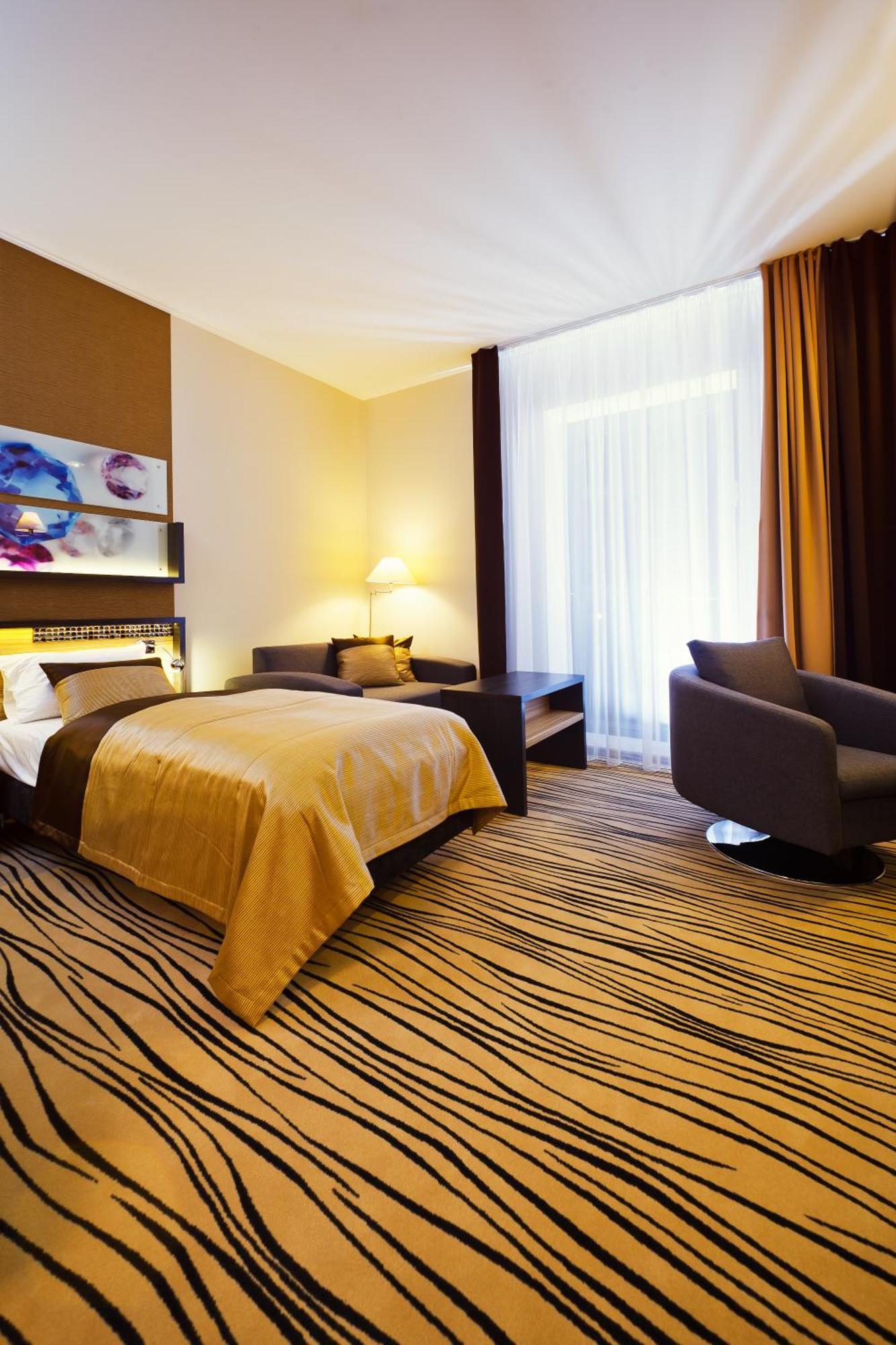 Blue Diamond Hotel Active Spa Trzebownisko Dış mekan fotoğraf